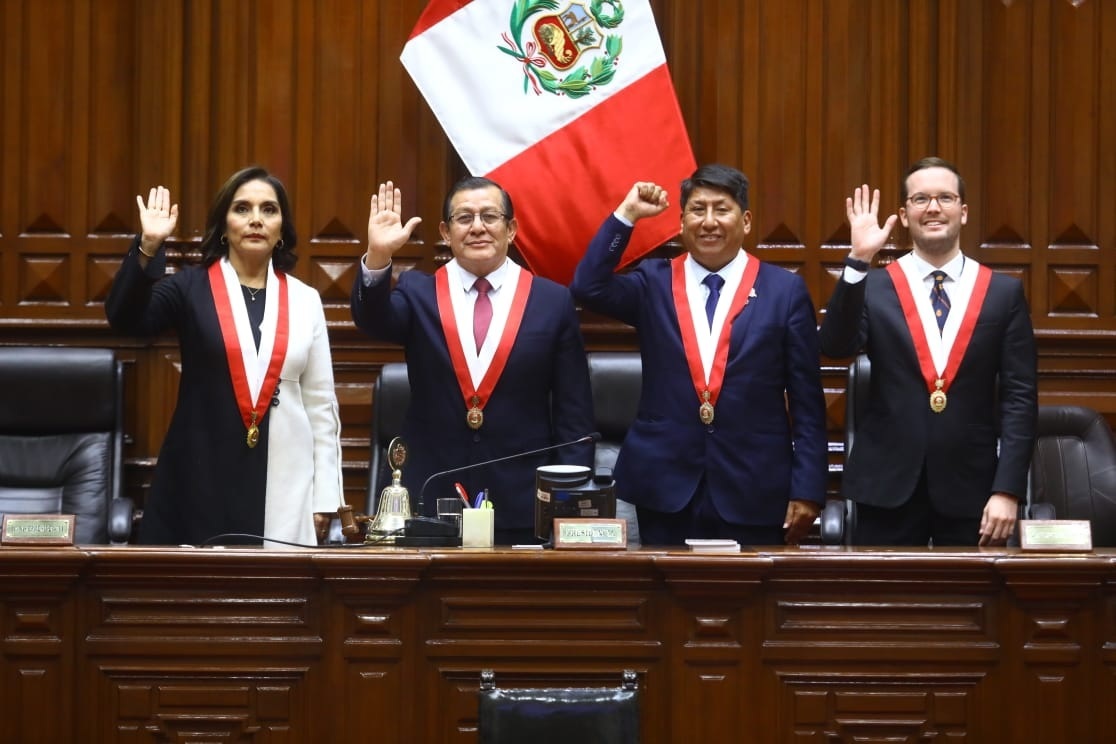 太空战役:爱德华多·萨尔瓦纳当选秘鲁国会主席